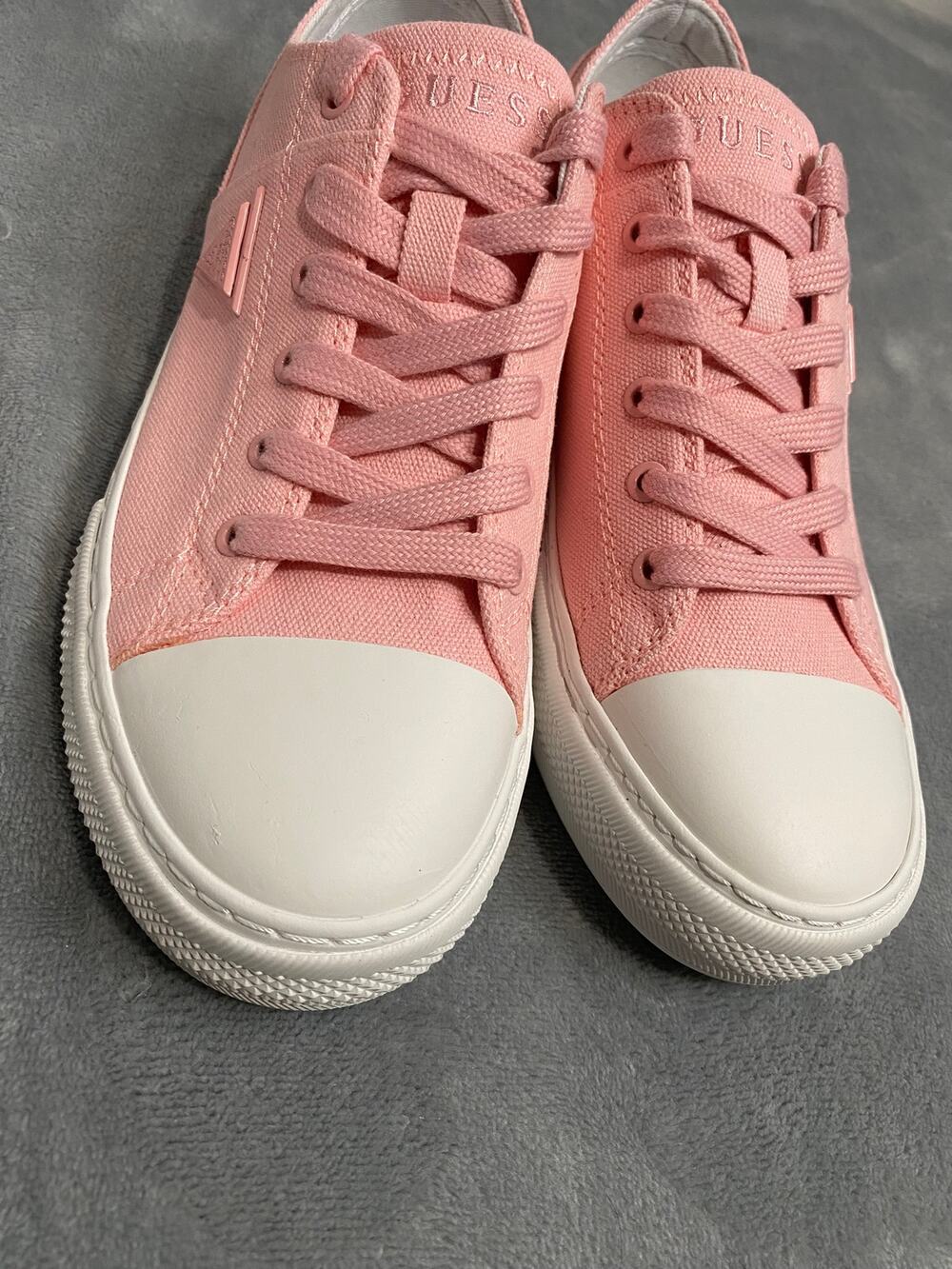 Guess Low Top Sneakers Womens 8.5 Pink Canvas Y2K Preppy Streetwear NWT - Flawed